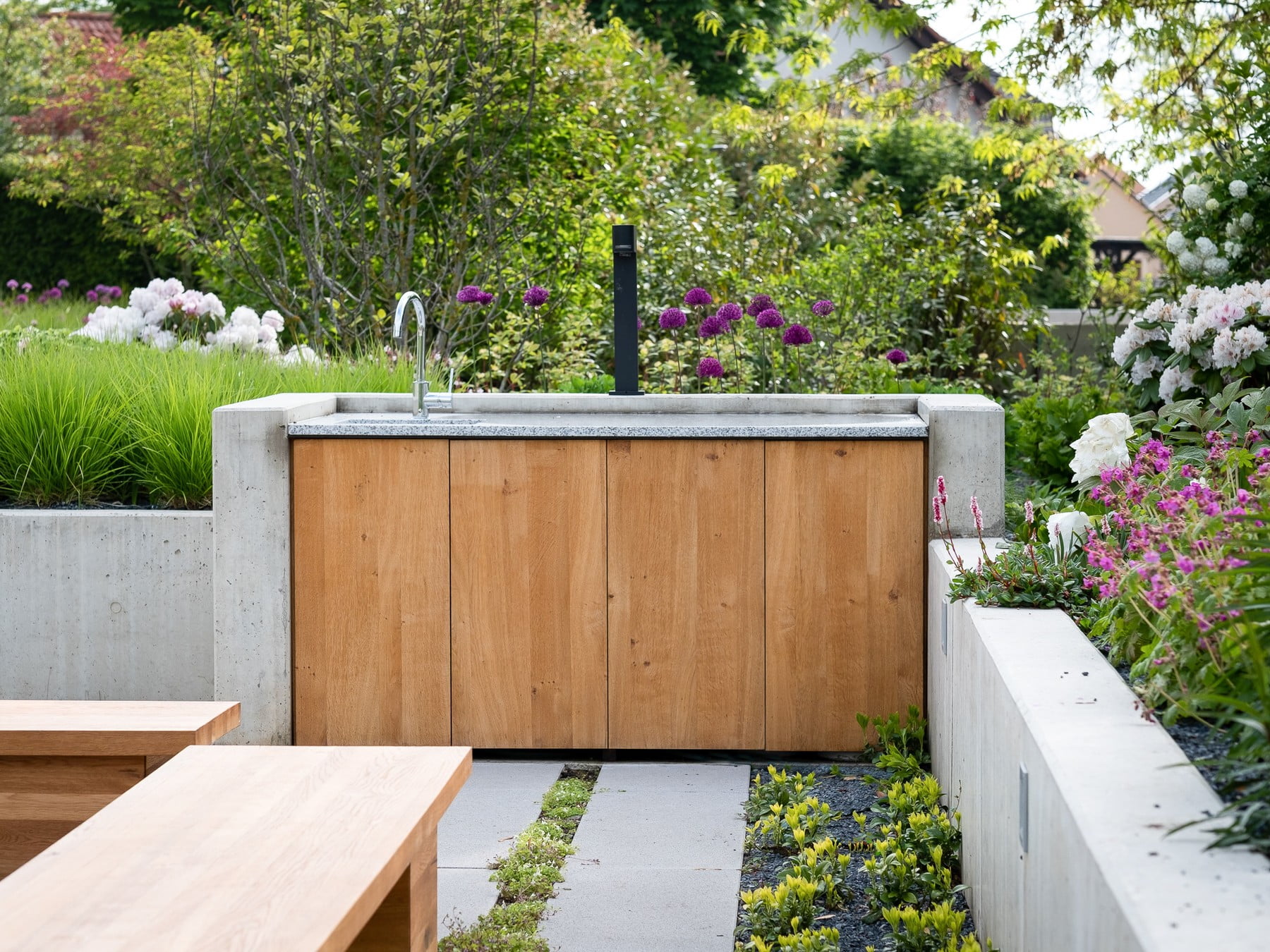 Construiește-ți propria bucătărie în aer liber - combină materiale precum betonul, piatra și lemnul