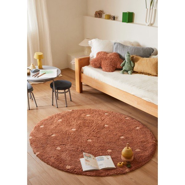 Covor pentru copii cărămiziu lavabil/țesut manual din bumbac ø140 cm Round Dot Chestnut – Lorena Canals-image-1