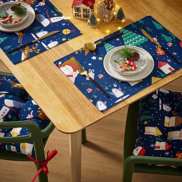 Suport pentru farfurii 2 buc. din material textil 30x46 cm  cu model de Crăciun Santa's Christmas Wonderland – Catherine Lansfield-image-3