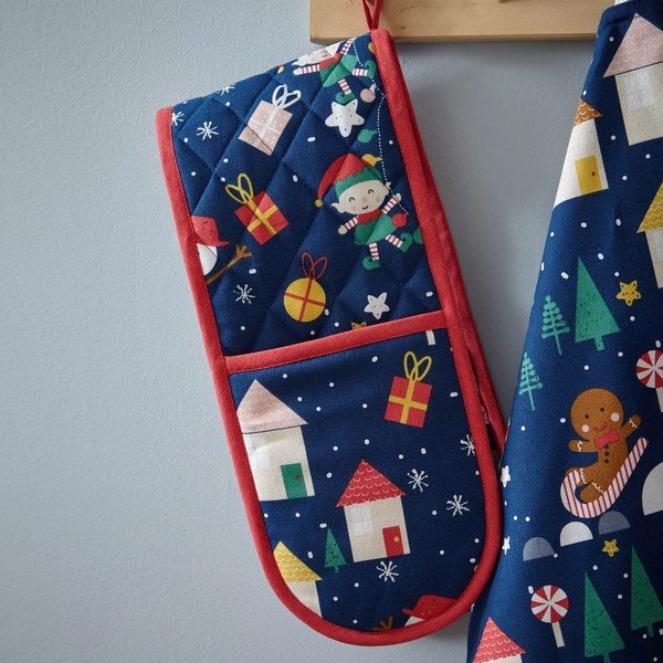 Mănușă de bucătărie  cu model de Crăciun Santa's Christmas Wonderland – Catherine Lansfield-image-1