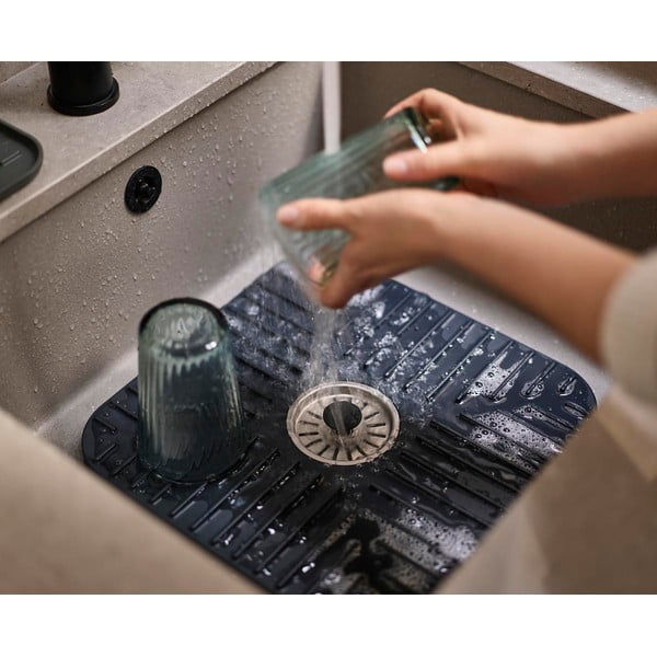 Protecție antiderapantă pentru chiuvetă 30x30 cm SinkShield – Joseph Joseph-image-1