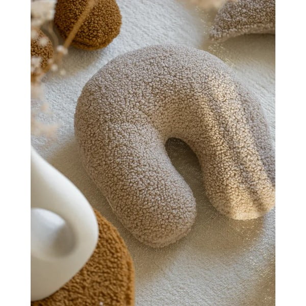 Pernă decorativă pentru copii maro deschis cu tapițerie din țesătură bouclé U – Wigiwama-image-1