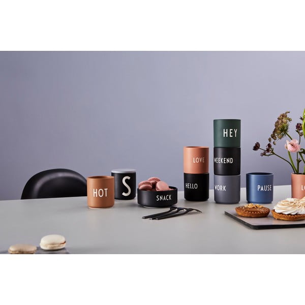 Cană verde-închis din porțelan 300 ml Hey – Design Letters-image-4