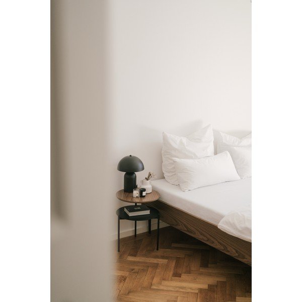 Noptieră neagră/în culoare naturală închisă cu blat cu aspect de lemn de nuc Tu – noo.ma-image-2