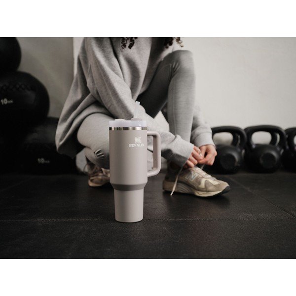 Termos gri deschis cu pai din oțel inoxidabil 890 ml Quencher H2.O FlowState™ Tumbler Ash – Stanley-image-1