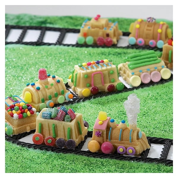 Formă pentru mini 9 checuri în formă de tren, Nordic Ware Train, 1,2 l, argintiu-image-3