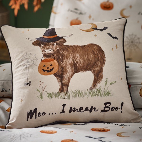 Pernă decorativă 45x45 cm cu model de Halloween Halloween Highland Cow – Catherine Lansfield-image-1