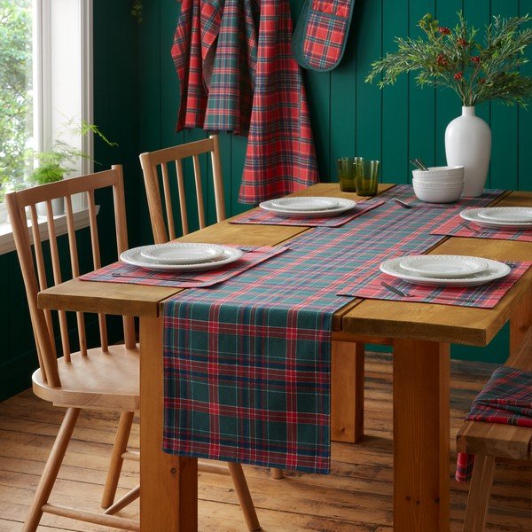 Napron de masă din bumbac 220x32 cm  cu model de Crăciun Christmas Tartan Check – Catherine Lansfield-image-2