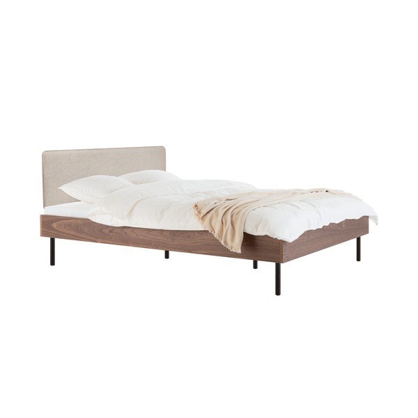 Pat matrimonial în culoare naturală închisă tapițat/din  placă aglomerată de lemn cu aspect de lemn de nuc cu somieră 200x200 cm Streiko – noo.ma