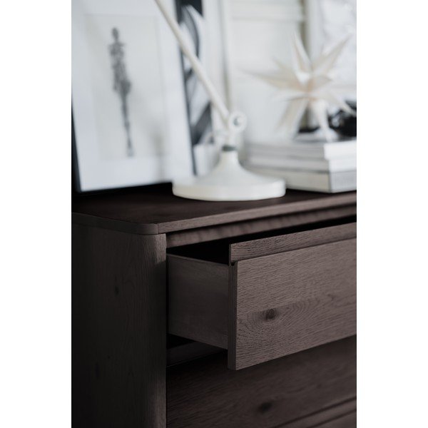 Comodă în culoare naturală închisă cu aspect de lemn de stejar 110x70x45 cm Melstone – Rowico-image-4