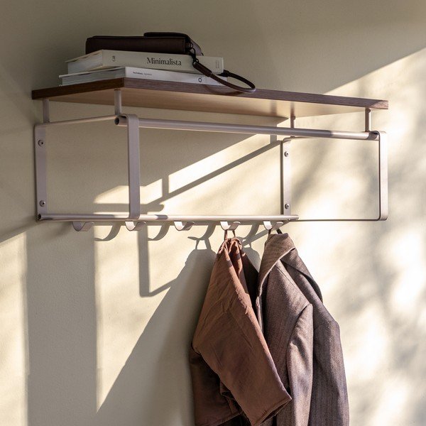 Cuier de perete în culoare naturală/taupe cu raft din oțel 70 cm Rex – Spinder Design-image-1
