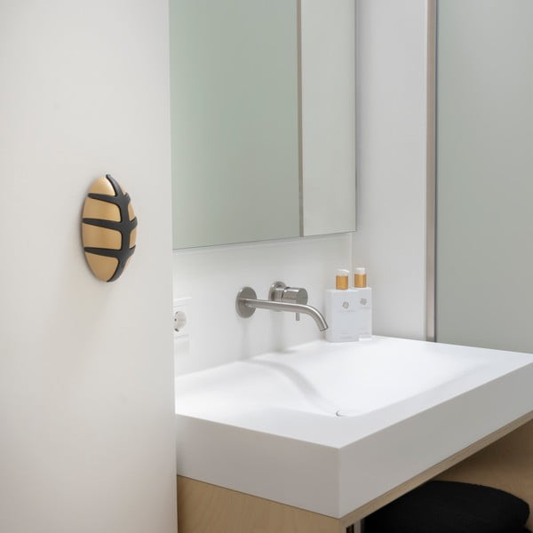 Cârlig negru/auriu de montat pe perete din plastic Bug – Spinder Design-image-4