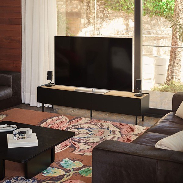 Masă TV neagră/în culoare naturală cu aspect de lemn de stejar 180x45 cm Arista – Teulat-image-1