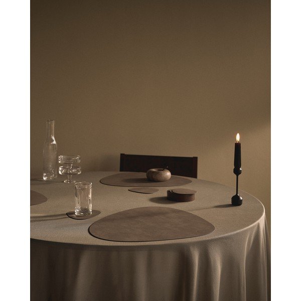 Suport pentru farfurii din piele ecologică 37x44 cm Curve L Nupo – LIND DNA-image-1