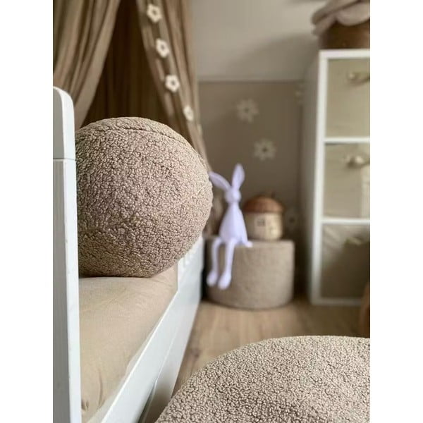 Pernă decorativă pentru copii maro deschis cu tapițerie din țesătură bouclé Ball – Wigiwama-image-4