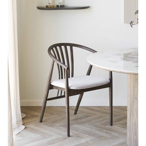 Scaun de dining maro închis cu cotiere din lemn de stejar Agustin – House Nordic-image-2