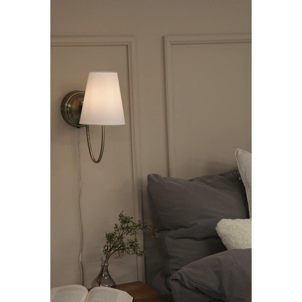 Aplică de perete albă-alămie cu alimentare la priză Amar – Markslöjd-image-1