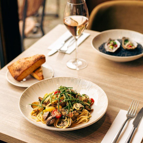 Farfurie gri deschis adâncă din porțelan ø 25,5 cm Nuance – BonBistro-image-1