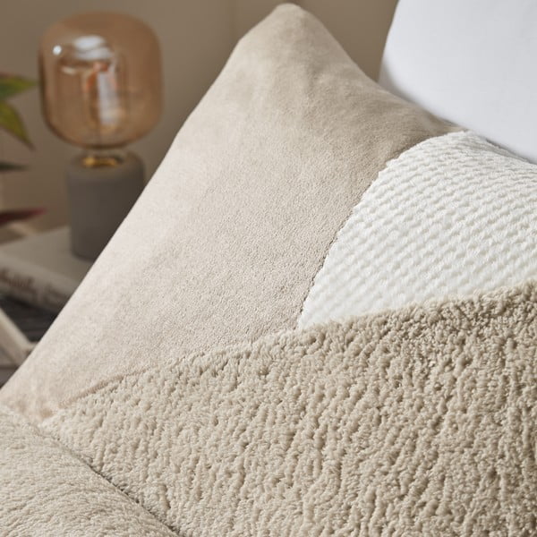 Lenjerie de pat bej din micropluș/cocolino pentru pat dublu 200x200 cm Larsson Geo – Catherine Lansfield-image-2