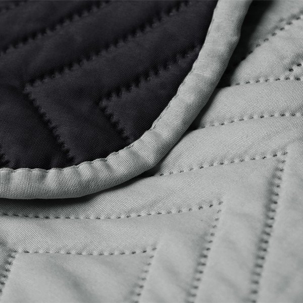 Cuvertură neagră/gri deschis matlasată din microfibră 240x260 cm Softa – Restilo-image-2