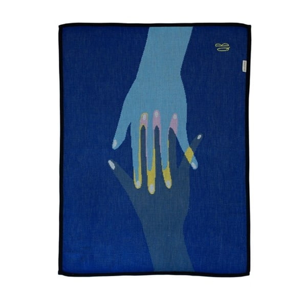 Pătură tricotată The Wild Hug Hands, 80 x 110 cm