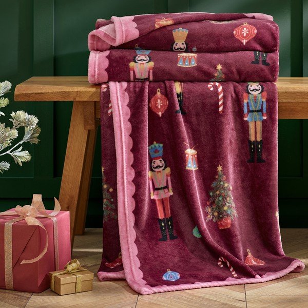 Pătură burgundy/roz 170x130 cm  cu model de Crăciun Christmas Nutcracker – Catherine Lansfield-image-1