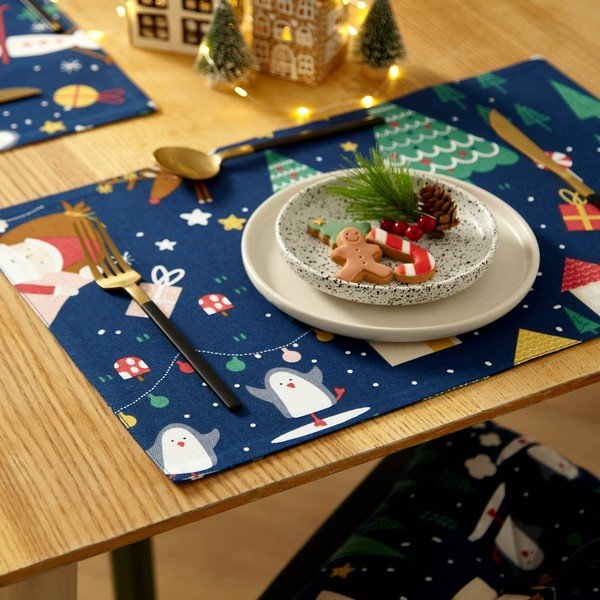 Suport pentru farfurii 2 buc. din material textil 30x46 cm  cu model de Crăciun Santa's Christmas Wonderland – Catherine Lansfield-image-1