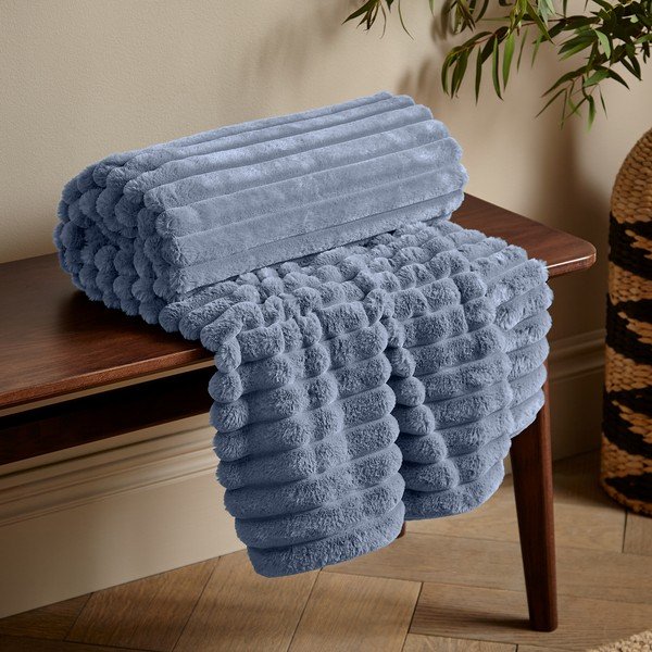 Pătură albastră din micropluș/cocolino 130x170 cm Cosy Ribbed – Catherine Lansfield-image-1