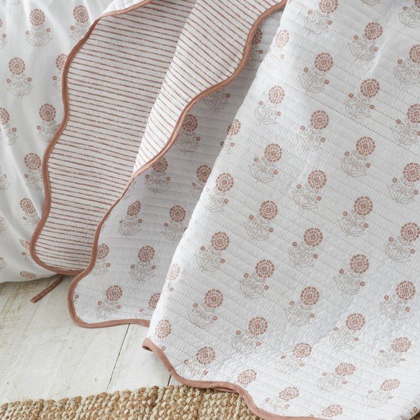 Cuvertură albă matlasată 220x230 cm Woodblock Floral – Pineapple Elephant-image-1