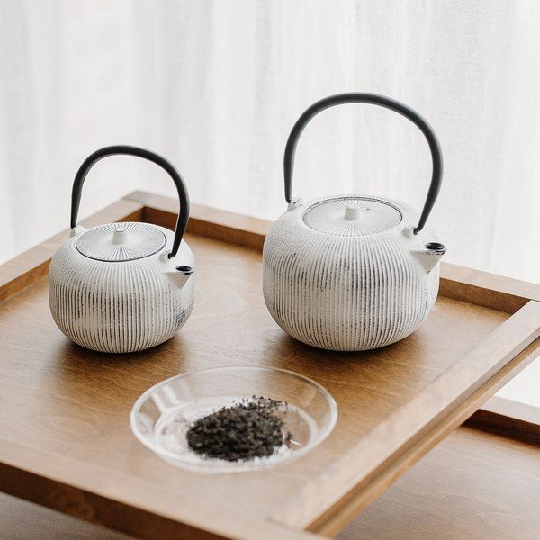 Ceainic alb-negru din fontă 700 ml Sencha – S|P Collection-image-1