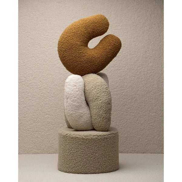 Pernă decorativă pentru copii maro cu tapițerie din țesătură bouclé U – Wigiwama-image-3