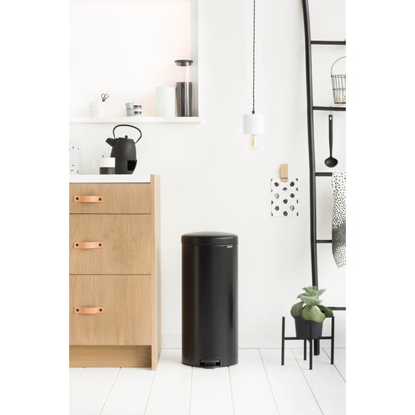 Coș de gunoi negru mat cu pedală din oțel 30 l NewIcon – Brabantia-image-1