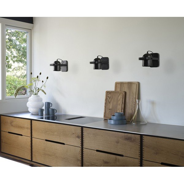 Aplică de perete neagră cu structură flexibilă din metal cu alimentare la priză Nesvik – Villa Collection-image-3