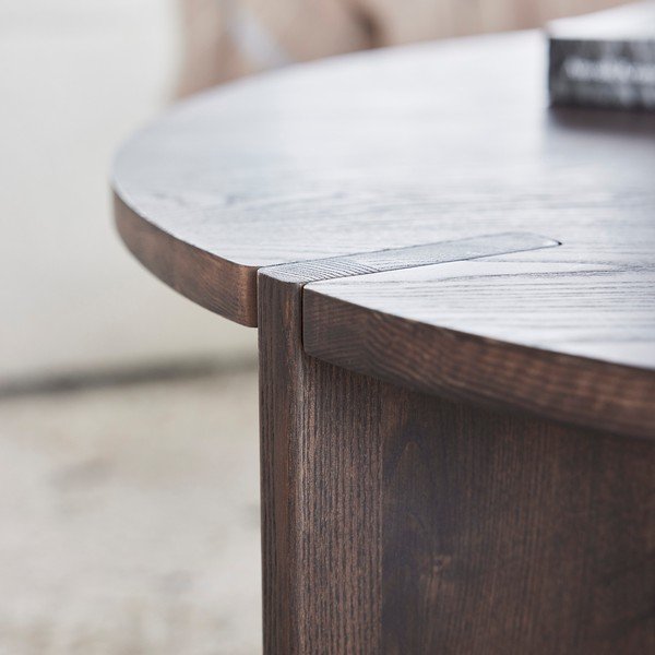 Măsuță de cafea în culoare naturală închisă rotundă din lemn de frasin ø 65 cm Oy – OYOY Living Design-image-3