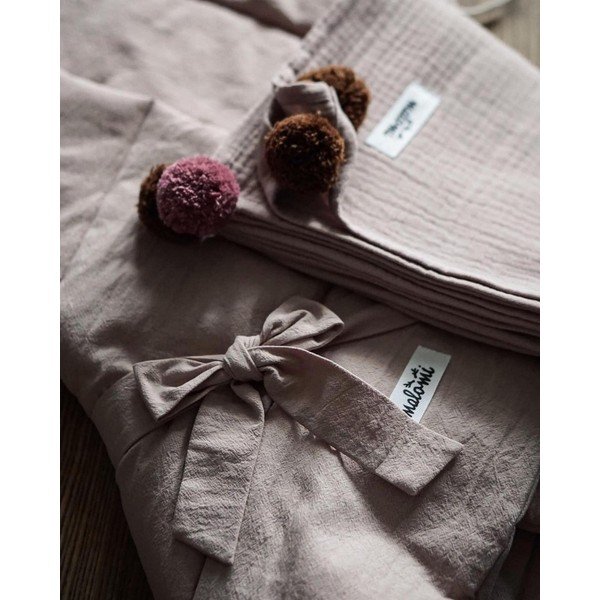 Pătură pentru copii maro coniac din muselină 100x140 cm Pompon – Malomi Kids-image-1