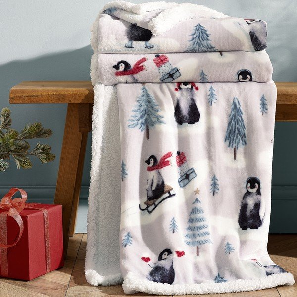 Pătură albă 170x130 cm  cu model de Crăciun Christmas Sherpa Penguins – Catherine Lansfield-image-3
