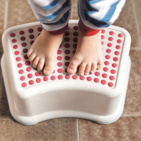 Scaun pentru copii cu detalii albastre Addis Booster Step, alb-image-1