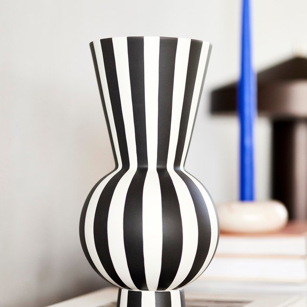 Vază albă/neagră din gresie lucrată manual (înălțime 28 cm) Toppu – OYOY Living Design-image-1