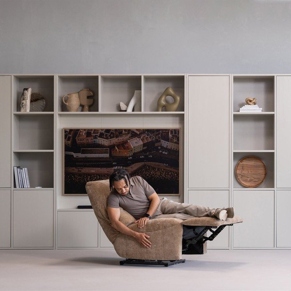 Fotoliu maro deschis reglabil de relaxare cu tapițerie din catifea reiată Hein – WOOOD-image-1