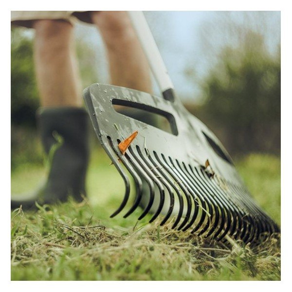 Greblă din aluminiu cu mâner Fiskars Xact, lățime 49 cm, negru-image-1