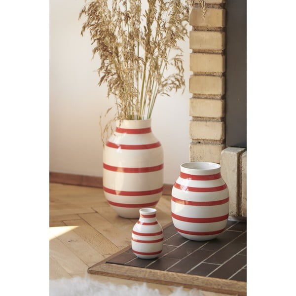 Vază din ceramică cu dungi Kähler Design Omaggio, înălțime 31 cm, alb-roșu-image-1
