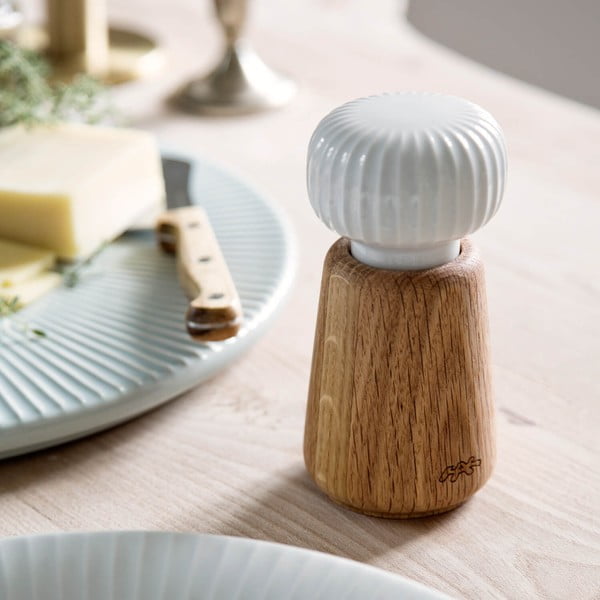 Râșniță de condimente din lemn de stejar cu detalii din porțelan alb Kähler Design Hammershoi, înălțime 13 cm-image-1