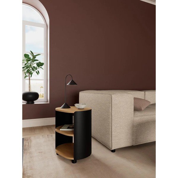Noptieră neagră/în culoare naturală cu rafturi cu aspect de lemn de stejar Bowen – Actona-image-1