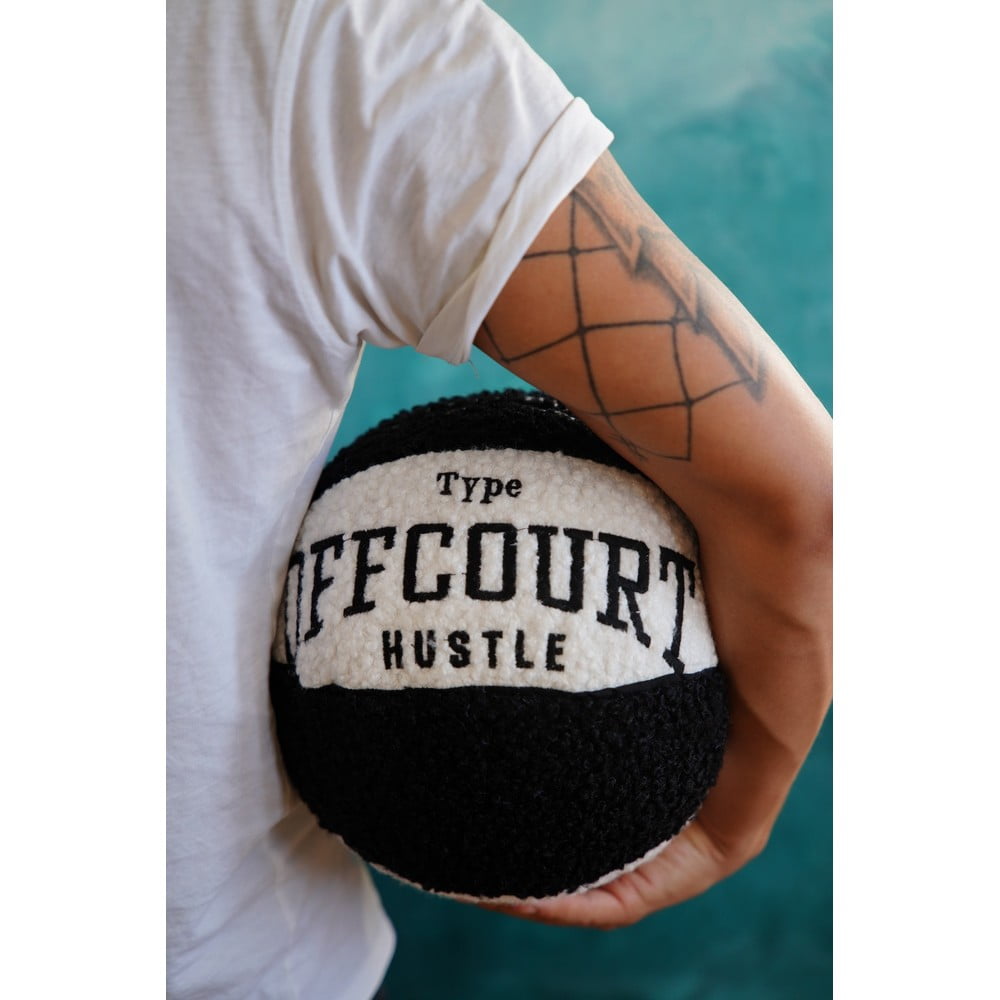 Pernă decorativă din material bouclé ø 25 cm Basketball – Mioli Decor