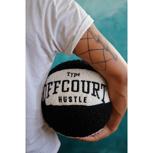 Pernă decorativă din material bouclé ø 25 cm Basketball – Mioli Decor-image-2