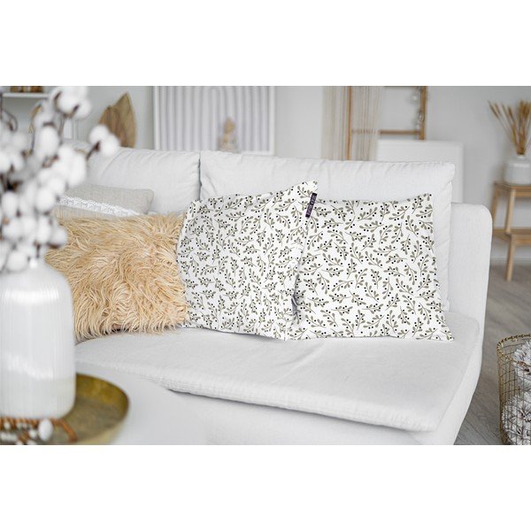 Față de pernă 45x45 cm  cu model de Crăciun Mistletoe Kiss – Butter Kings-image-1