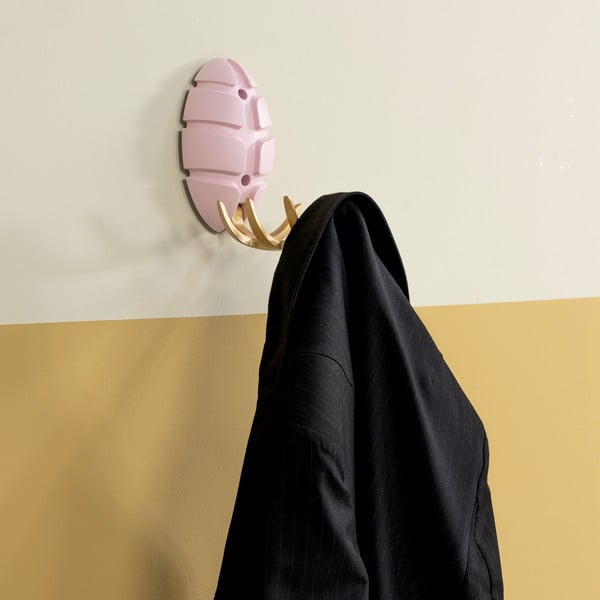 Cârlig roz deschis/auriu de montat pe perete din plastic Bug – Spinder Design-image-1