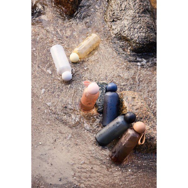 Sticlă neagră de călătorie din plastic reciclat 650 ml Tom – Sagaform-image-1
