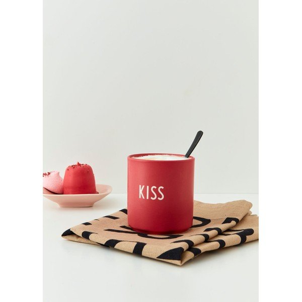 Cană din porțelan Design Letters Kiss, 300 ml, roșu-image-1