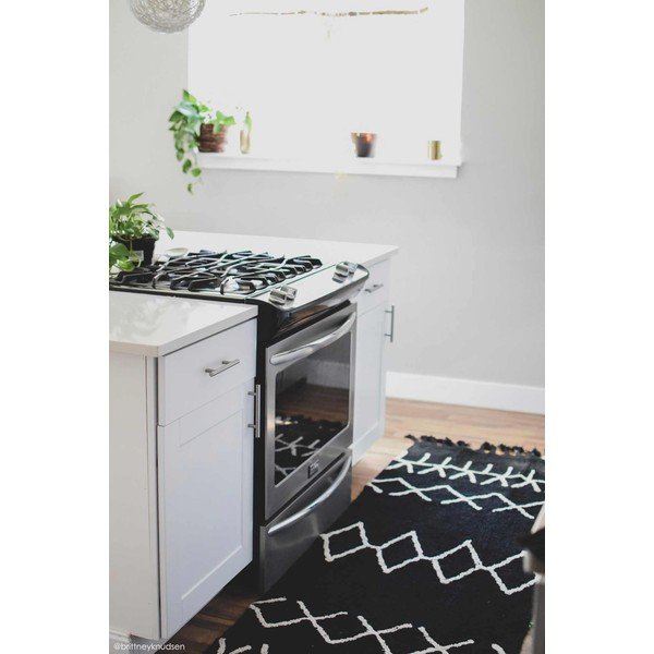 Covor tip traversă negru lavabil/țesut manual din amestec de bumbac 80x230 cm Bereber Black – Lorena Canals-image-1
